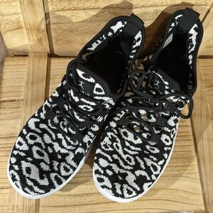 Danskin sneakers leopard print sz 8 black/white